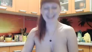 Рыжая стерва Redfury69 дразнит огромными сиськами