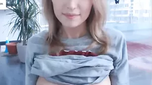 Татуированная малышка обнажает большие сиськи webcamslut