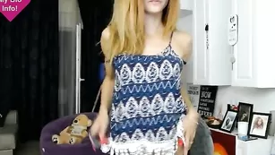 Рыжая кокетка ласково мастурбирует пизду