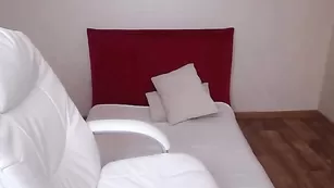 Сисястая кокетка Hustlerstar массирует сосочки