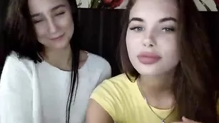 Красивые девочки sushivecher общаются во фри