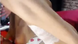 Худенькая красавица Zarinaaaa мастурбирует пизду