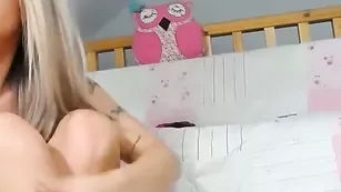 Блестящая шлюшка разрабатывает задницу CallMeBadGirl