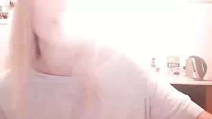 Милашка Lana_and_Sabo возбуждает огромными сиськами