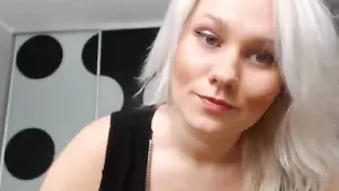 Пышногрудая самка отсасывает страпон jesydiamond