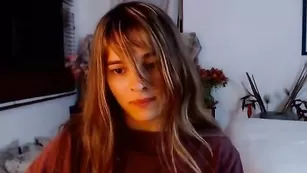 Малолетняя сучка kendalltyler демонстрирует сиськи