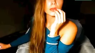 Стройная девочка SexyDianna ласкает бритую писечку