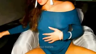 Стройная девочка SexyDianna ласкает бритую писечку