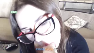 Очкастая барышня делает минет juliaember