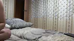 Аппетитная блонда трахается стоя раком parochka22