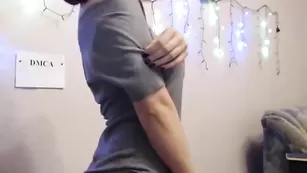 Пышногрудая рыжая KissMeIndef8 эротично раздевается