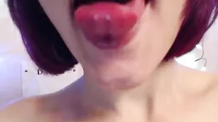Пышногрудая рыжая KissMeIndef8 эротично раздевается