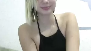 Грудастая сучка теребит пизденку Hellroom