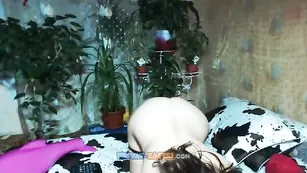 Сисястая брюнетка позирует в чулках CumOnMyTits22