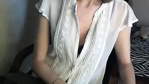 Худенькая шлюшка обнажается и дрочит киску