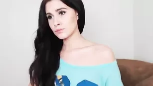 Черноволосая KiraKim трахает большую задницу