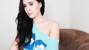 Черноволосая KiraKim трахает большую задницу