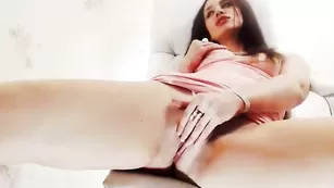 Сексапильная девочка мастурбирует половые губки