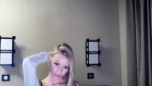 Грудастая пассия killer__tits эротично обнажается