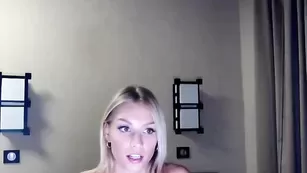 Грудастая пассия killer__tits эротично обнажается