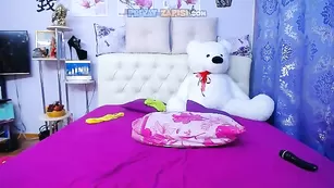 Пышногрудая HottieBritney трахает очко