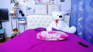 Пышногрудая HottieBritney трахает очко