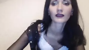 Страстные шлюшки xLovelyGirlsx обнажают сиськи