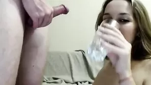 Грудастая шкура сосет член couple2twix