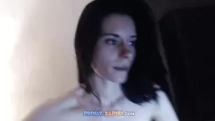 Брюнетка Veronamoore широко расставляет ноги