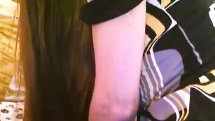 Сучка Шлюха стонет от пальцев