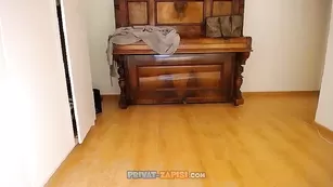 Рыжуля ласкает большие AliseStrip формы