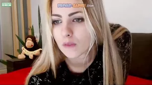 Грешница Milllie снимает трусики