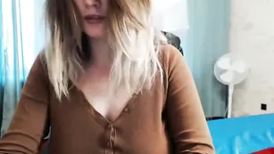 Роскошная самка мнет большие сиськи beladonna99