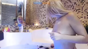 Роскошная курва -SashaSexy- дрочит в ванне письку