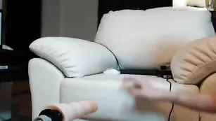 Шикарная блондинка ебется секс машиной hotpussyj