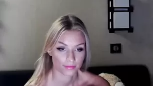 Стройная цыпочка killer__tits танцует стриптиз
