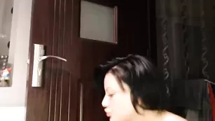 Сисястая бестия натирает себя маслом Babydollnikolexxx