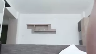 Темноволосая самка sexanddeepthroat трахается в обе дырочки