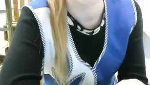 Рыжая шлюшка мастурбирует киску ловенсом minimiki