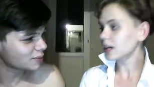 Худенькая красотка страстно целуется analvirgin