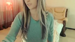 Сексуальная девка Alinn1 обнажает большие сиськи