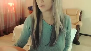 Сексуальная девка Alinn1 обнажает большие сиськи