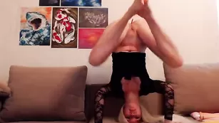 Гибкая шмара трахает пизду amazinglizzi