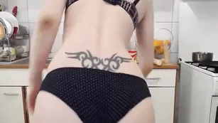 Татуированная сучка Viciousqueen трахает дырочки