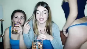 Похотливые шлюшки 3SweetBabies шалят с ловенсом