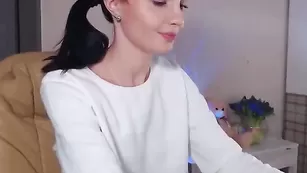 Симпатичная нимфа jennycutey танцует стриптиз