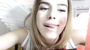 Грудастая красавица Chaneljj ангельски улыбается