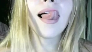 Белобрысая шмара Sweet_Lexi дразнит большими сиськами