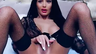 Грудастая курва Amberwillis трахает пизденку