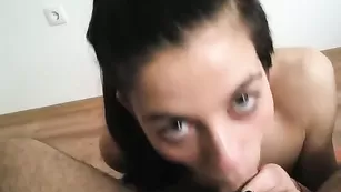 Худая куколка отсасывает хуй vikikinkygirl